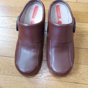 Sanita Brown Leather Button Clogs Comfortable Slip Resistant Size EUR 37 US 7